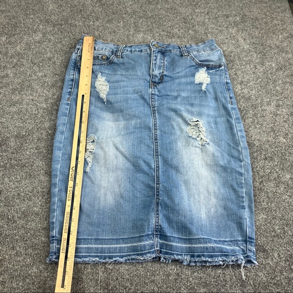 !it Jean skirt size 4 light wash distressed - Picture 2 of 9